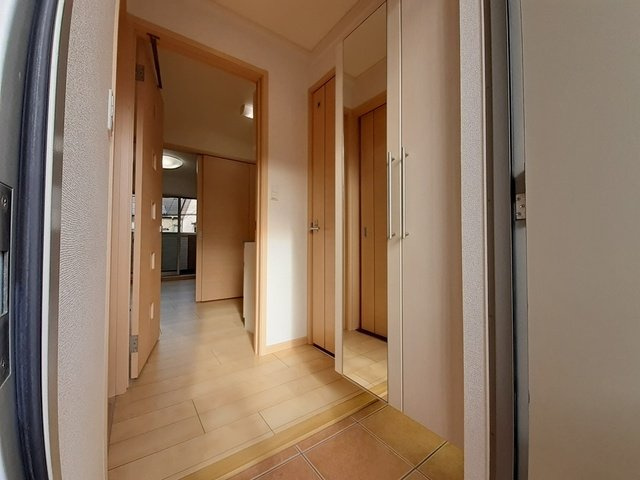 エスタシオン・桂川の玄関