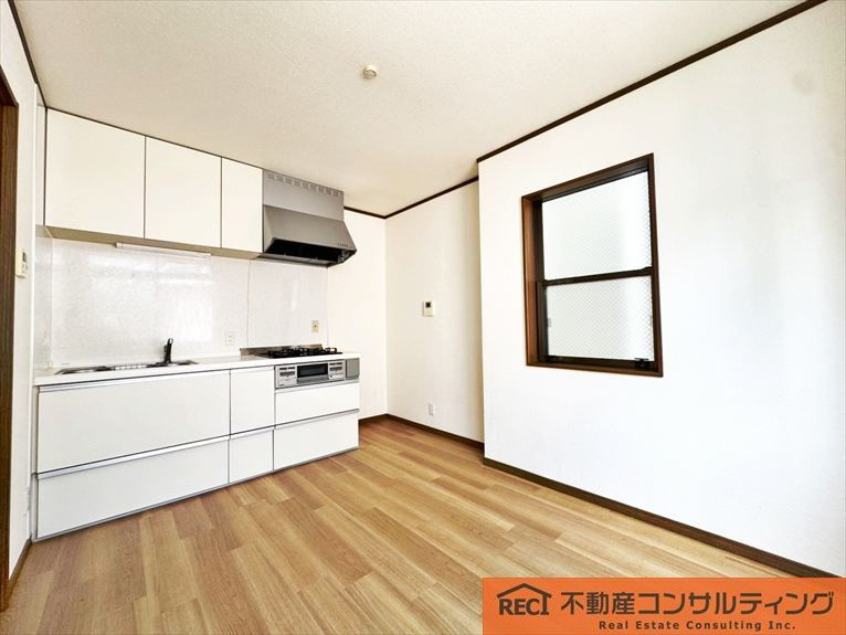 神戸市東灘区北青木4丁目　テラスハウスのキッチン|駐車スペース1台有り！全居室収納付き収納豊富！