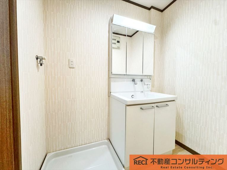 神戸市東灘区北青木4丁目　テラスハウスの独立洗面台|全室2面採光で明るい室内♪