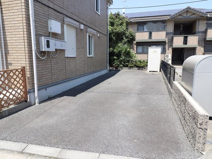 メゾングレース　Ｇの駐車場|駐車場があるので、車を買う予定の方も安心です