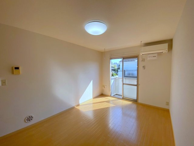 パティオ北柏台Bの居間・リビング|ゆったり過ごせる９．７帖のお部屋です♪