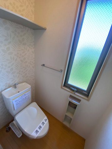 パティオ北柏台Bのトイレ|明るい空間の温水洗浄トイレです