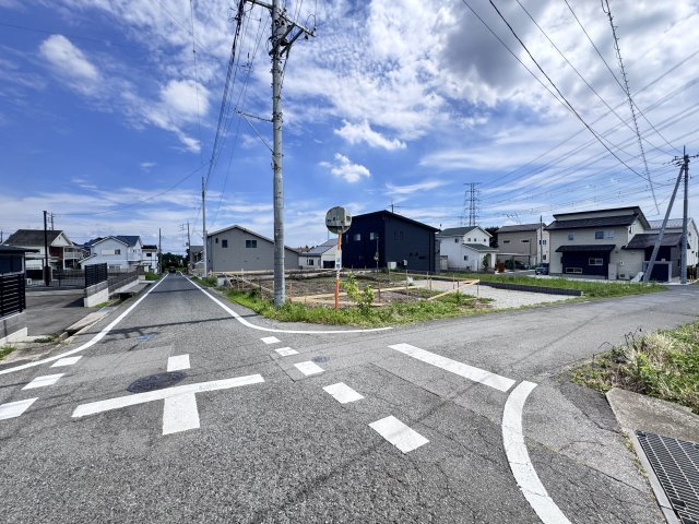 新築　北群馬郡榛東村山子田　Livele Garden.S　１号棟の前面道路含む現地写真|現地写真　北側接道幅員約4.3ｍ　西側接道幅員約4.9ｍ