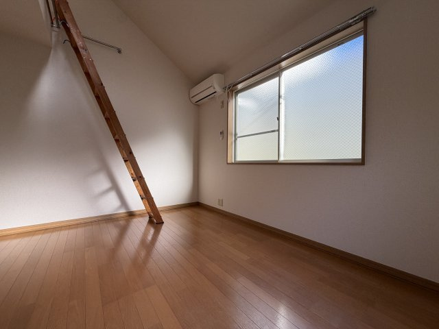 川崎市多摩区生田７丁目のアパートの居間・リビング
