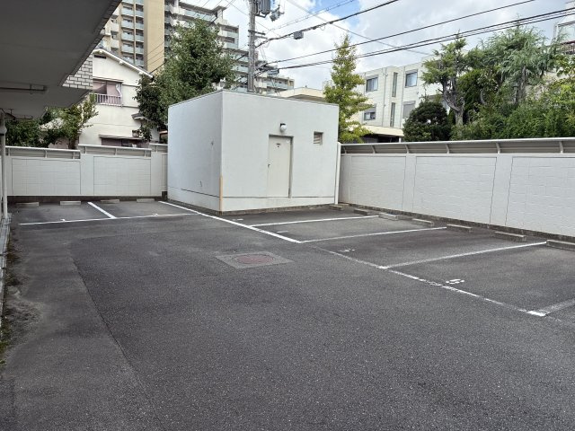 桃山台グリーンハイツの駐車場|敷地内平面駐車場