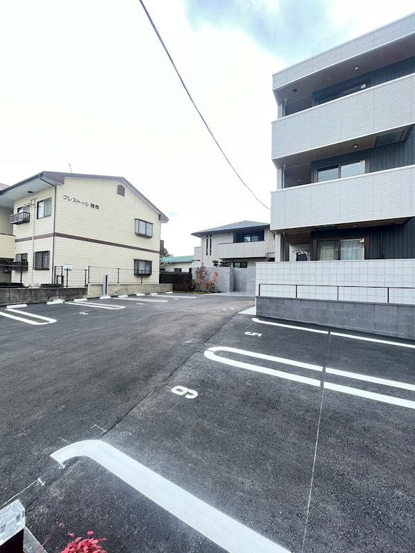 トリシア諸岡の駐車場