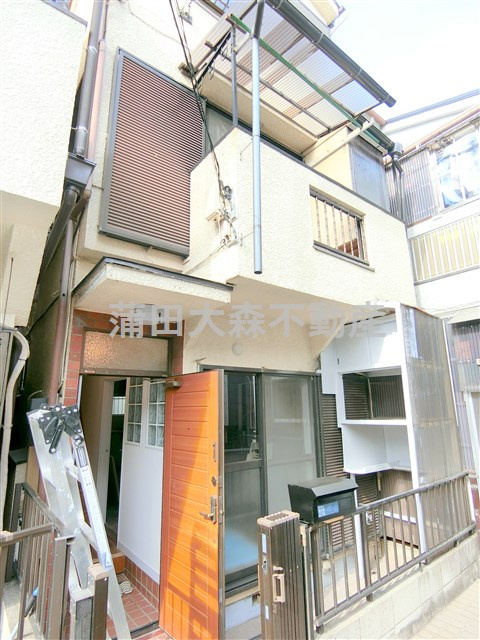 大田ハウスシオンの外観|1985年10月築　木造地上3階建て
東京都大田区西六郷2丁目　京急本線雑色駅徒歩9分