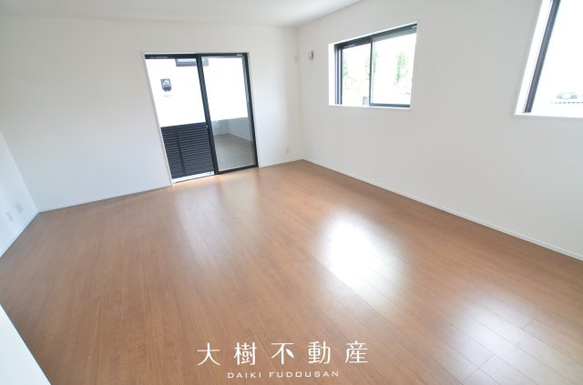 【居間・リビング】 | 海老名市中新田4丁目 新築戸建て 全4棟【仲介手数料無料】 | □■海老名市を中心に地域密着で営業している不動産会社です■□