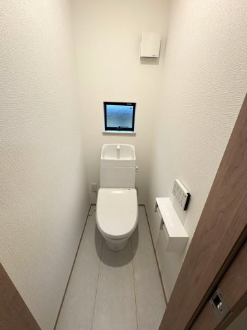 藤井寺市惣社2丁目のトイレ|毎日使う場所だからこそ、清潔感のあるトイレは嬉しいポイント♪朝の身支度や夜のリラックスタイムにも、快適にお使いいただけます。新築ならではのきれいな空間で、ご家族みんなが気持ちよく過ごせる住まいです！