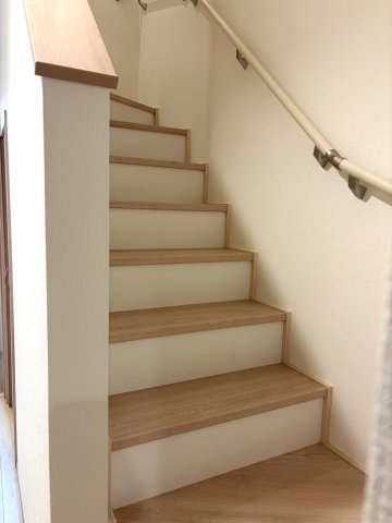 藤井寺市惣社2丁目のその他|上下階の移動もスムーズに行える階段♪ご家族の生活動線をつなぐ大切な空間です。お子さまの成長とともに、毎日の上り下りも暮らしの一部に。各階の廊下には収納も備えております。