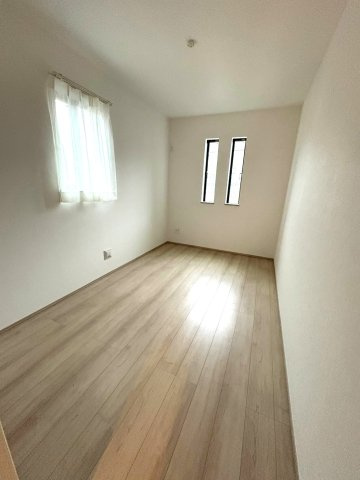 藤井寺市惣社2丁目の洋室|ご家族それぞれのプライベート空間として活用できる洋室♪寝室や子ども部屋、書斎など、ライフスタイルに合わせて使い分けられます。全居室に収納を完備しているため、衣類や荷物もすっきり整理しやすいです。