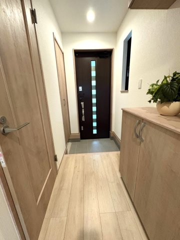 藤井寺市惣社2丁目の玄関|すっきりとした印象の玄関が、ご家族を温かく迎えてくれます♪毎日の出入りがしやすく、荷物の受け取りやお出かけの際にも便利。新築ならではのきれいな玄関で、気持ちよく新生活をスタートできます！