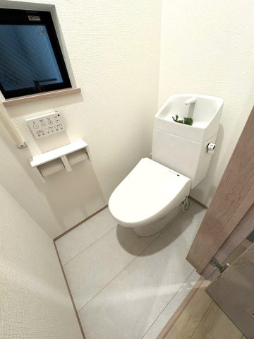 藤井寺市惣社2丁目のトイレ|毎日使う場所だからこそ、清潔感のあるトイレは嬉しいポイント♪朝の身支度や夜のリラックスタイムにも、快適にお使いいただけます。新築ならではのきれいな空間で、ご家族みんなが気持ちよく過ごせる住まいです！