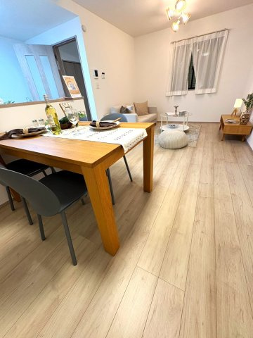 藤井寺市惣社2丁目のダイニング|ご家族が自然と集まる、明るく開放的なリビング・ダイニング♪ゆったりとした空間で、食事を楽しんだり、くつろいだり、家族団らんの時間を過ごせます。対面キッチンからもご家族の様子を見守りやすいですね。
