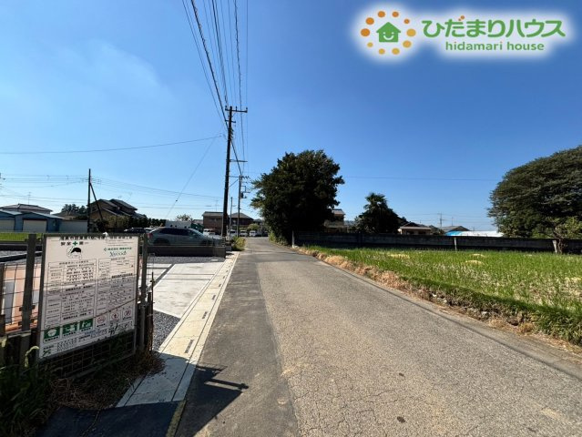 鴻巣市屈巣　第4期　新築一戸建て　ワイウッドコート　02の前面道路含む現地写真
