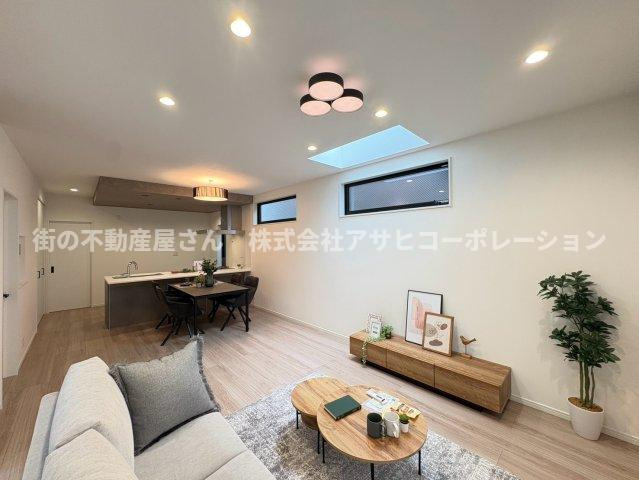 垂水区歌敷山3丁目　新築戸建て　１棟限定の居間・リビング|約19条の広々リビングは天窓がついていて光が差し込みます！
シャッターは電動で開閉できます！
