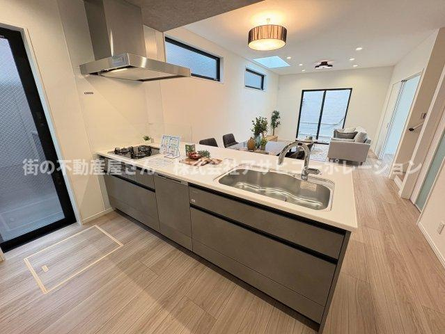 垂水区歌敷山3丁目　新築戸建て　１棟限定のキッチン|調理スペースが広いため料理や後片付けがラク♪
食洗器やタッチレス水栓が標準装備でとことんラクに♪