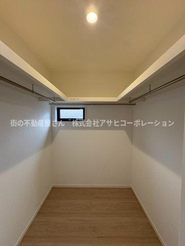 垂水区歌敷山3丁目　新築戸建て　１棟限定の収納|メインの寝室併設のウォークインクローゼット！
衣服はもちろん大きな荷物もここに収納できます！