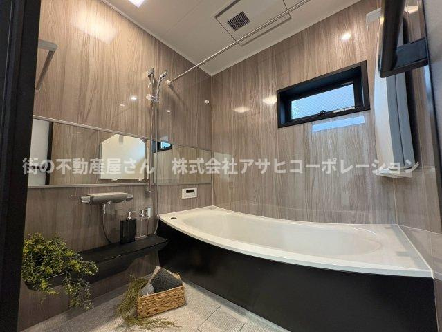 垂水区歌敷山3丁目　新築戸建て　１棟限定の浴室|落ち着いた配色で日々の疲れを癒すお風呂です！
ワイドミラーで見やすく、ほっからり床で冬場でも寒くありません！