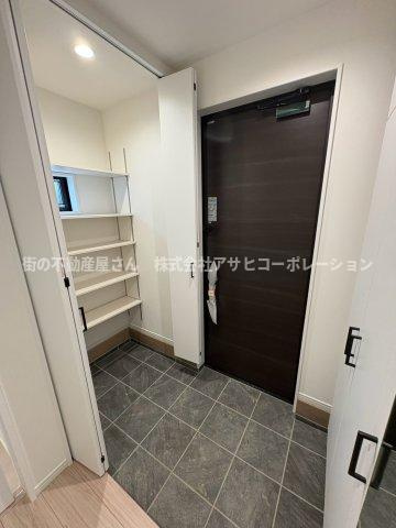 垂水区歌敷山3丁目　新築戸建て　１棟限定の玄関|玄関にはシューズクローゼットと反対側には標準のシューズボックスもついてます！