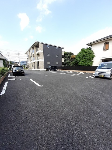 サンリット・メゾンの駐車場