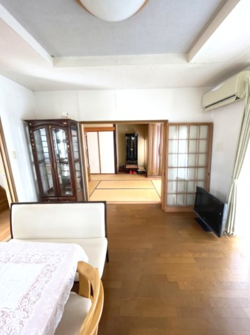 落合南7丁目　一戸建ての居間・リビング|空間をイメージしていただけるよう、荷物消去の加工を施しております。現況は、内見にてご確認ください。
