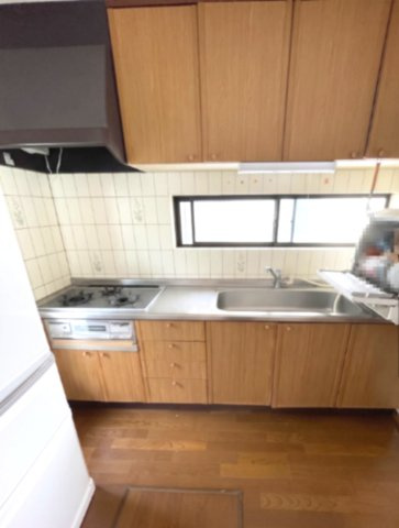 落合南7丁目　一戸建てのキッチン|掲載写真は（現況：荷物あり）ですが、CG技術により荷物のない状態を再現しています。