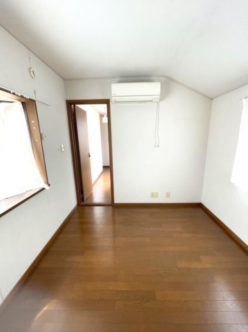 落合南7丁目　一戸建ての洋室|2階東側出窓付きの洋室　※ご入居後のイメージを確認しやすいよう、CG加工で家具・荷物を消去しています