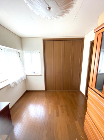 落合南7丁目　一戸建ての洋室|2階L字型出窓の洋室6帖　全居室収納付きです　※掲載写真は、CG加工により室内の荷物を消去しています