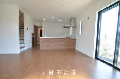 【居間・リビング】 | 海老名市国分北3丁目 新築戸建て 全2棟【仲介手数料無料】