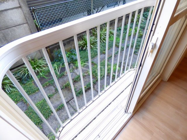 世田谷区船橋１丁目のアパートのバルコニー