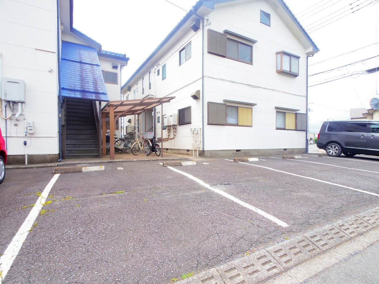 メゾン前原の駐車場
