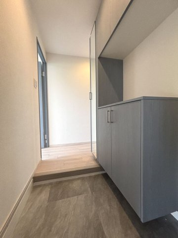 戸塚マンション E棟の玄関|玄関収納にミラーがついていますので身だしなみを整えることができます。
