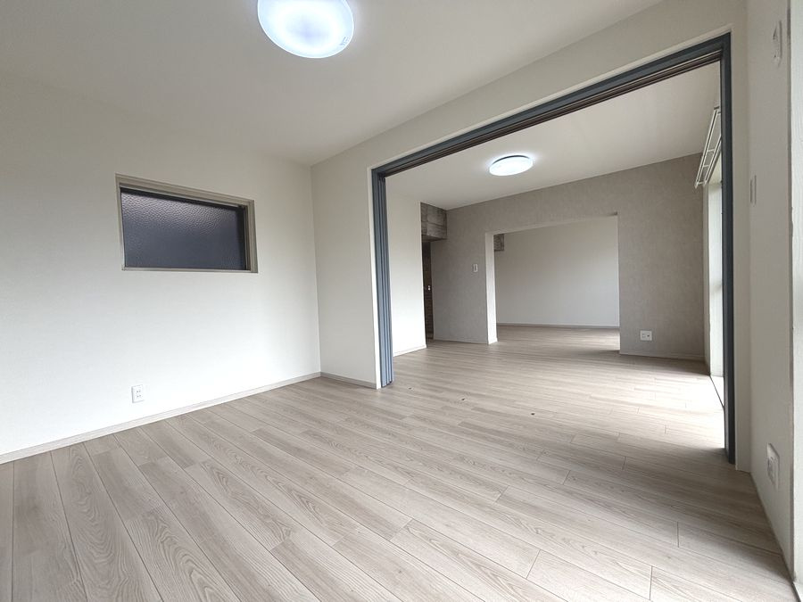 戸塚マンション E棟の洋室|2面採光で風通し良好です。
