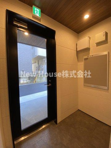 プラスドア目白台のエントランス