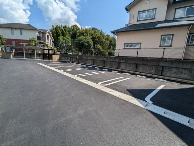 クレストアドバンステンパイⅡの駐車場|車をお持ちの方に嬉しい駐車場付きの物件です