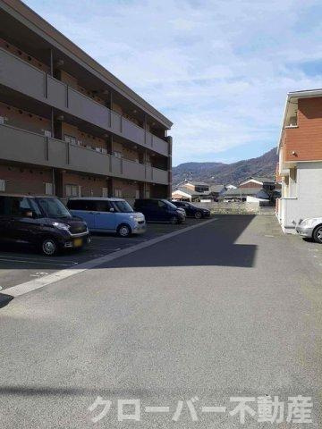 サン・ロイヤルガーデンＣの駐車場