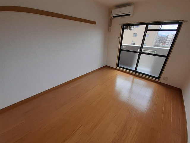リーブラ都府楼壱番館の居間・リビング|内装もきれいです