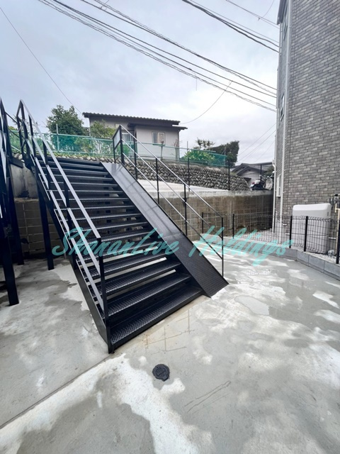 横浜市戸塚区矢部町のアパートのエントランス