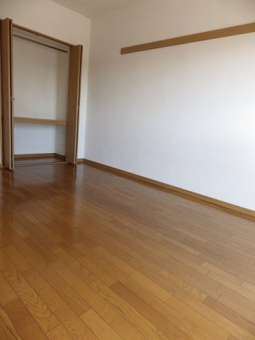 リーブラ都府楼壱番館の居間・リビング|収納があります
