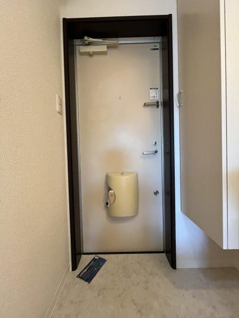 flat福井A棟の玄関
