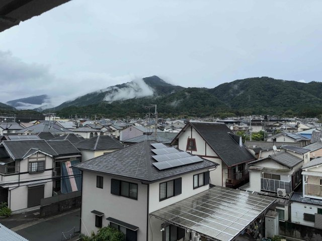 ビューフォート修学院の展望|四季の移ろいを感じる、緑豊かな山並みを望む開放的な眺望。