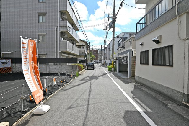 リーブルガーデン東難波町5丁目新築一戸建て│2LDK+2S＋駐車1台可の前面道路含む現地写真|前面道路は南東側に約2.9ｍ幅です。
