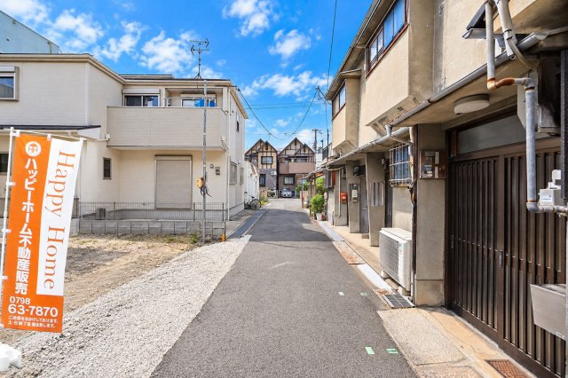 リーブルガーデン東難波町5丁目新築一戸建て│2LDK+2S＋駐車1台可の前面道路含む現地写真|前面道路は南東側に約2.9ｍ幅です。