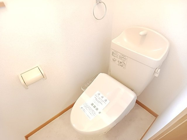 ラ・プリマヴェーラＢのトイレ|ゆったりとした空間のトイレです