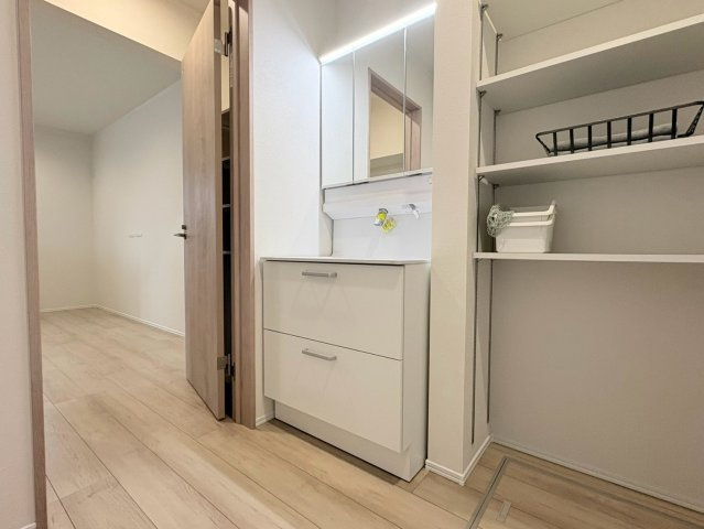 ダイマルタウン　関市平賀町第５　全３区画分譲の独立洗面台|収納力と機能性に優れた、お手入れラクラク三面鏡洗面化粧台です。朝の身支度もスムーズにできます。