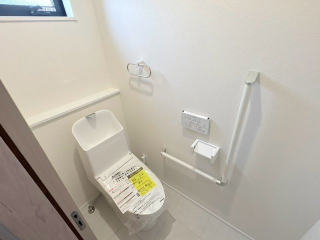 ダイマルタウン　関市平賀町第５　全３区画分譲のトイレ|新素材「アクアセラミック」は、便器洗浄やお掃除をするたび汚物を浮かせて洗い流すのでお掃除楽々です。