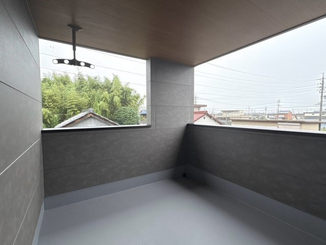 ダイマルタウン　関市平賀町第５　全３区画分譲のバルコニー|バルコニーは南向きで洗濯物もよく乾きます！強度と表面積硬度を持つFPRで防水しています。