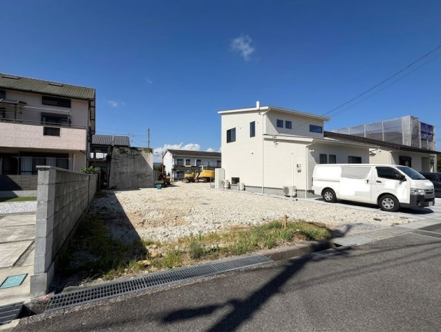 「建築条件なし・約52坪」高知市大津乙　売地の外観|南側道路への接道幅は10ｍ☆建築条件なしの分譲地です♪