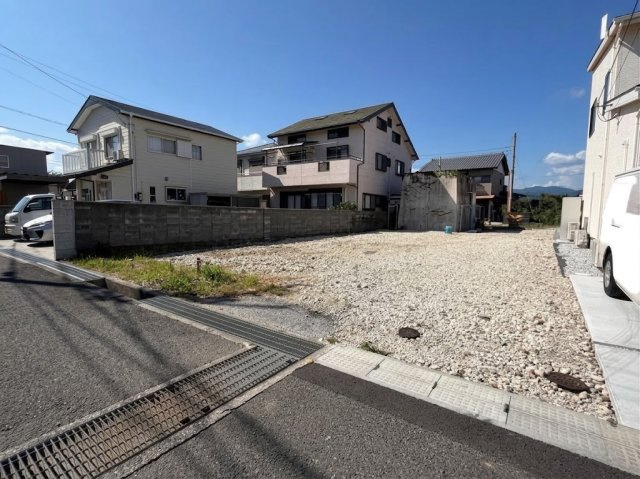 「建築条件なし・約52坪」高知市大津乙　売地の外観|南側道路への接道幅は10ｍ☆建築条件なしの分譲地です♪